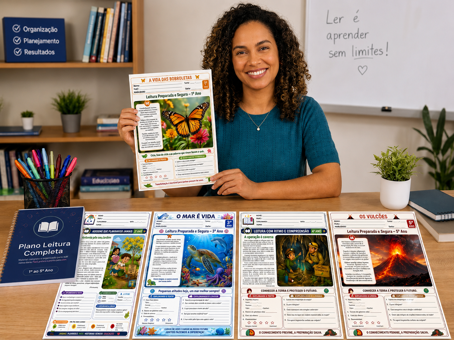 Professora sorridente segurando uma atividade de leitura impressa do Kit Fluência Leitora Pronta